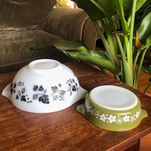 Vintage Pyrex Bowls (2)